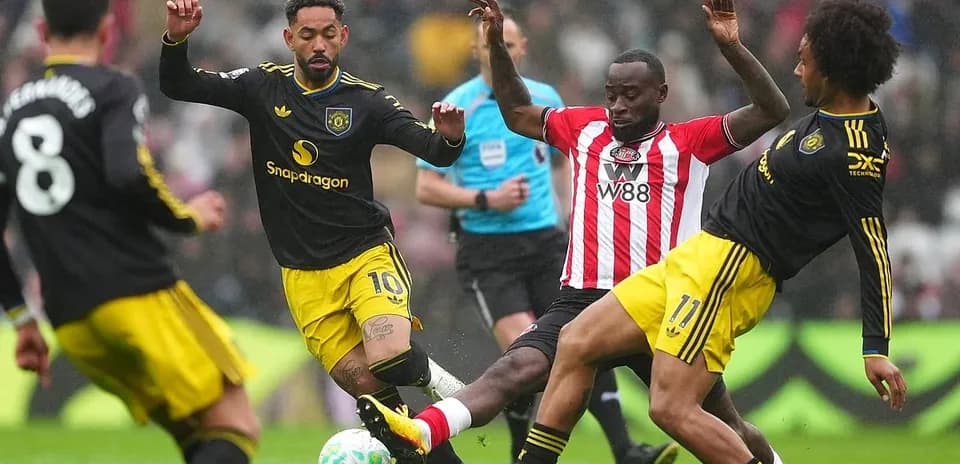 Sunderland and Manchester United players contesting the ball