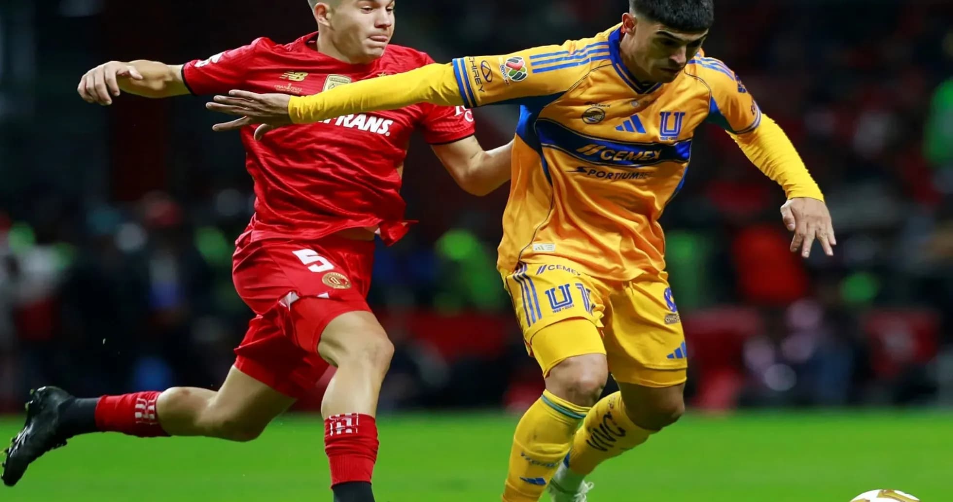 Toluca player chasing Tigres UANL forward