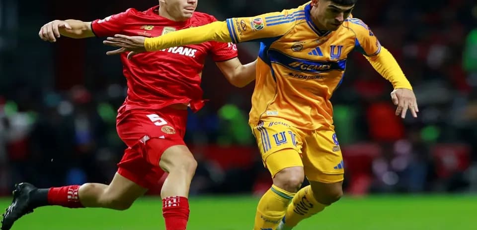 Toluca player chasing Tigres UANL forward
