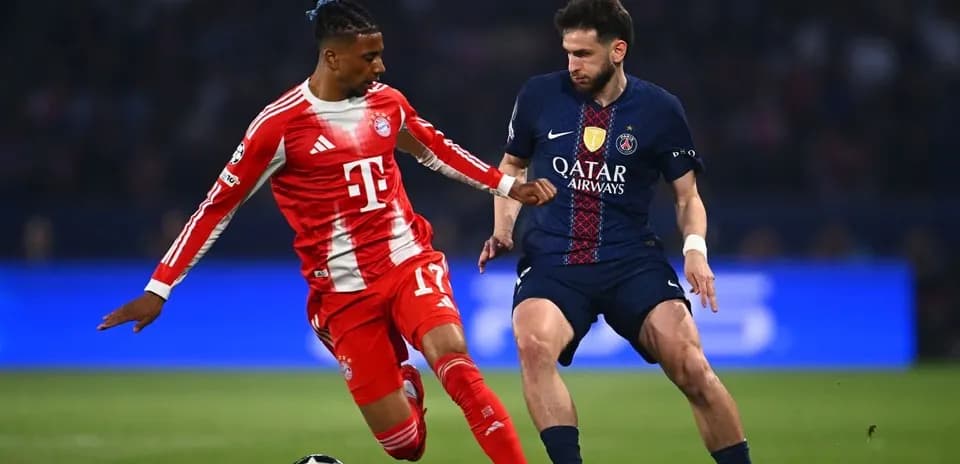 Players competing during Bayern vs PSG match