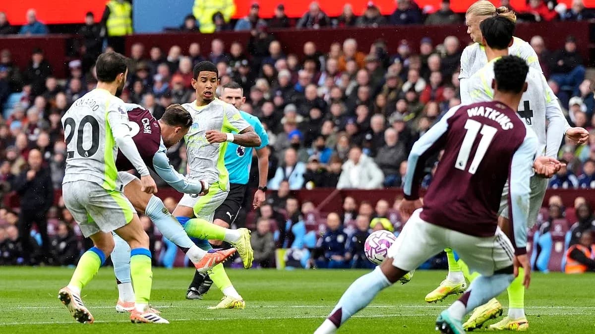 Players contesting the ball during Manchester City match