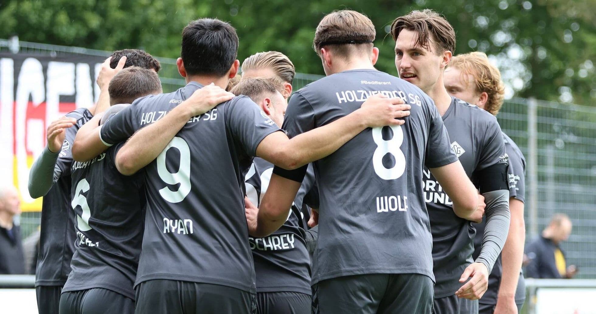 Holzheimer SG players celebrating a goal together
