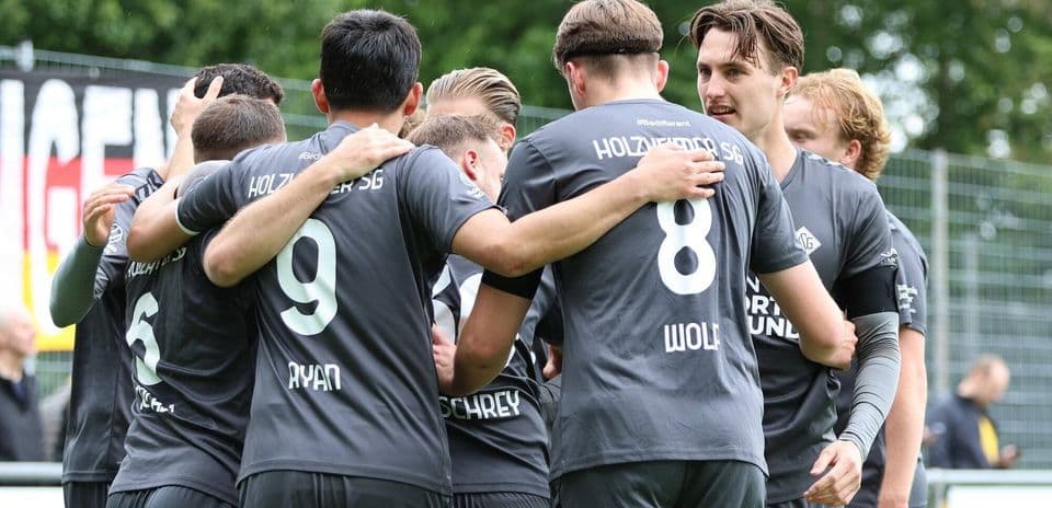Holzheimer SG players celebrating a goal together