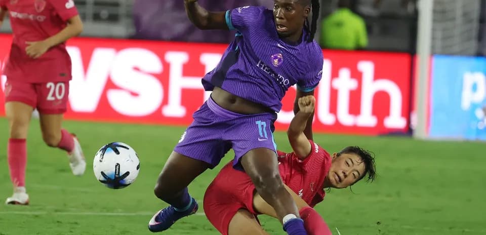 Player tackling during Orlando Pride vs North Carolina Courage match