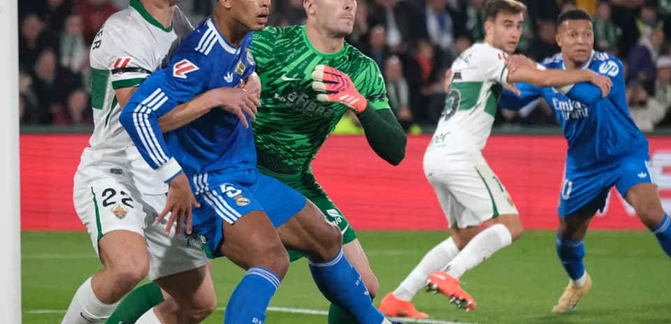 Players competing during Elche vs Alaves match