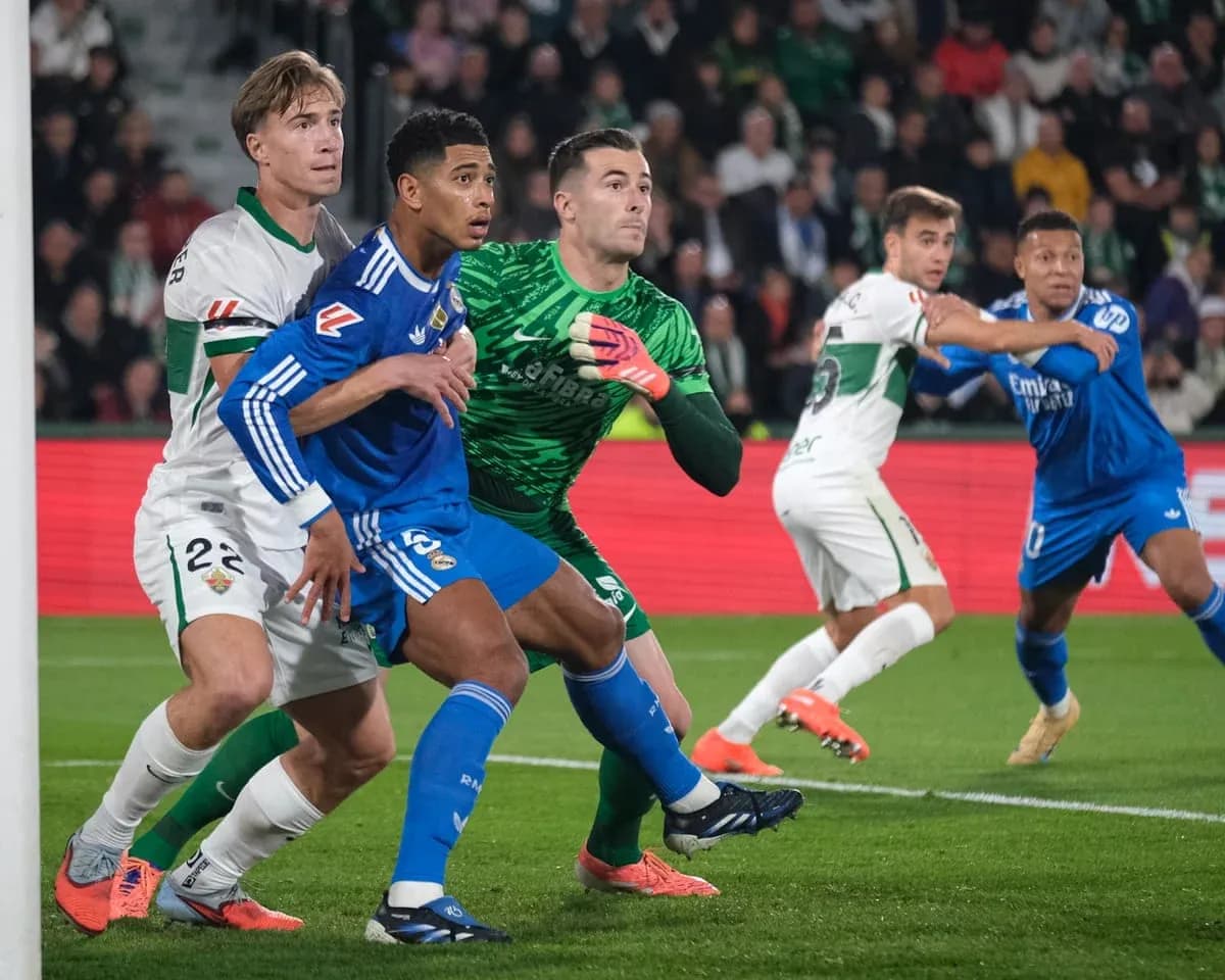 Players competing during Elche vs Alaves match