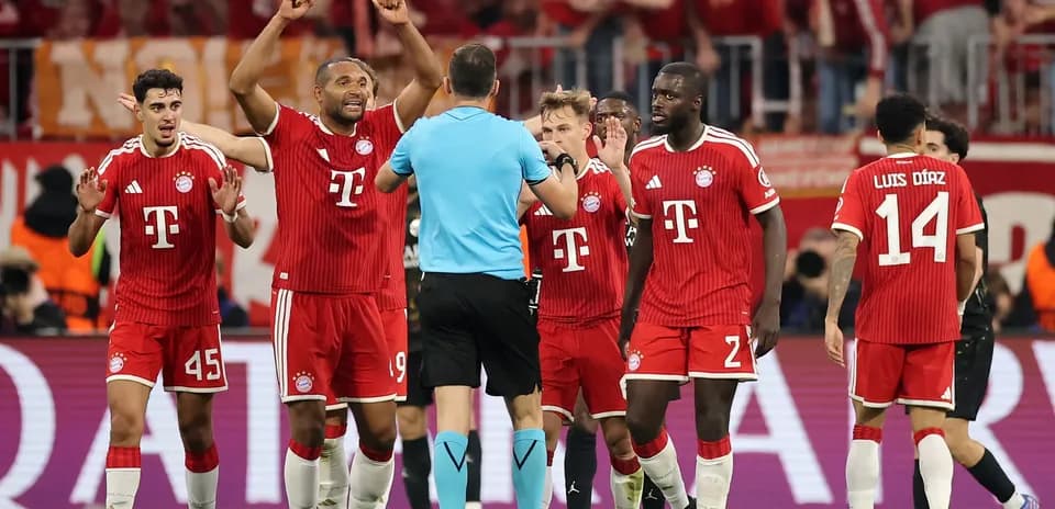 Bayern players protesting to the referee during match