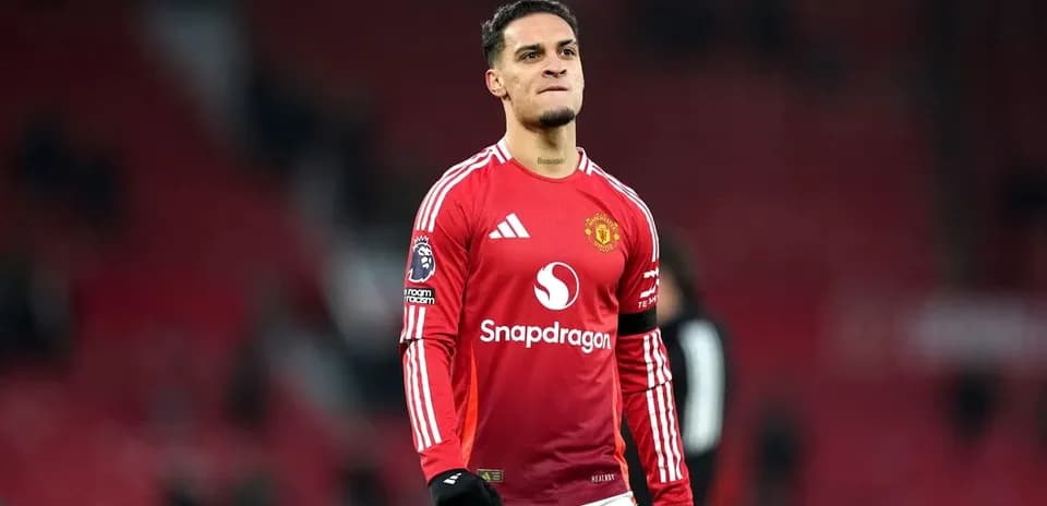 Player celebrating in Manchester United jersey