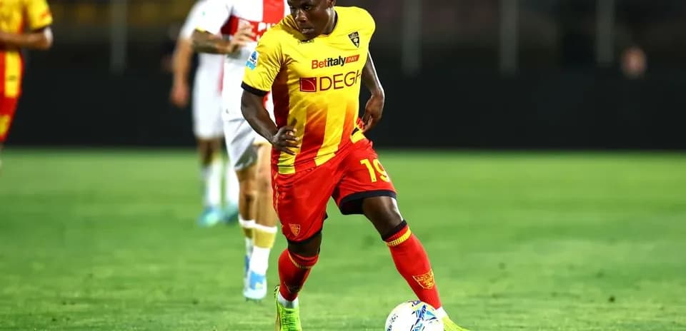 Lecce player dribbling the ball during match