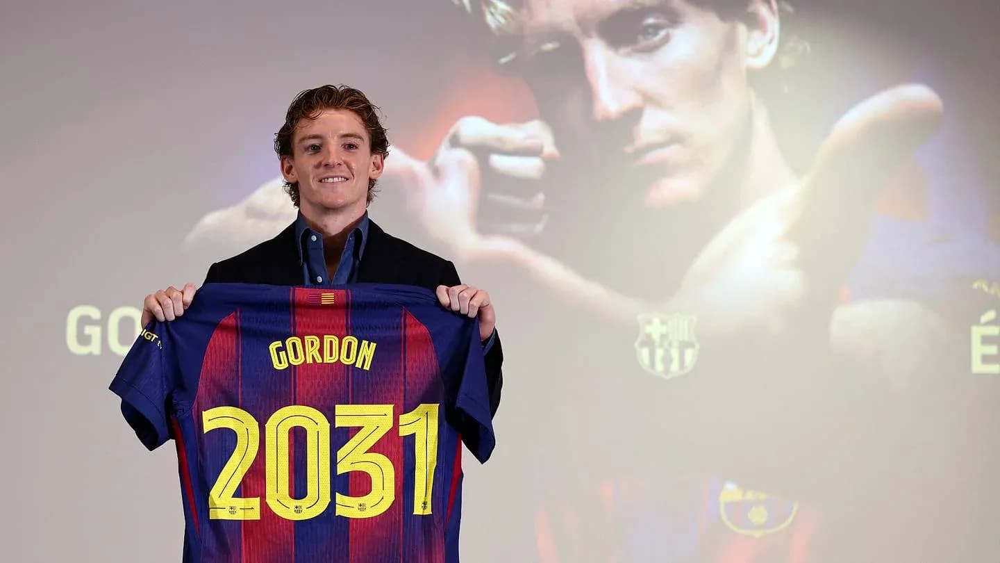 Player presenting Barcelona jersey with number 2031