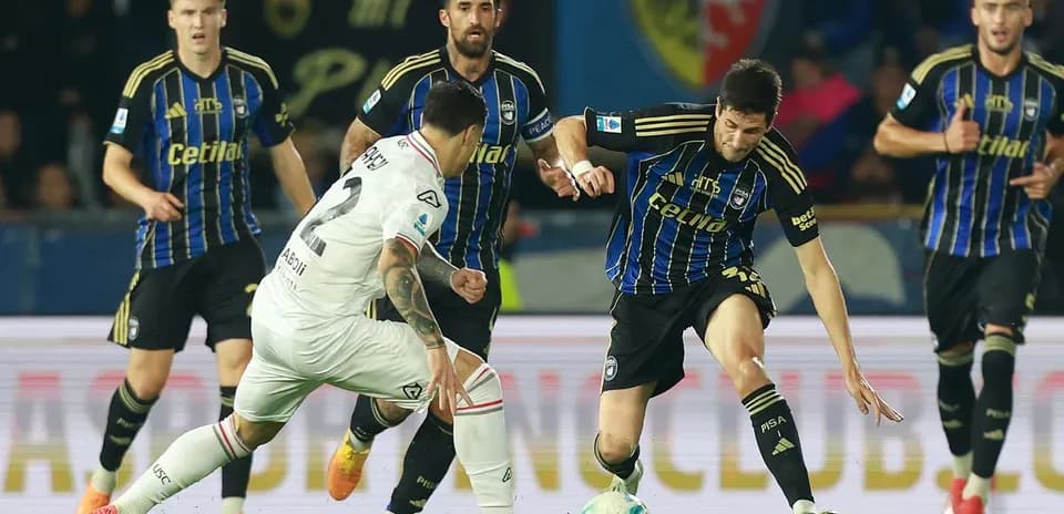Cremonese players contesting the ball against Pisa