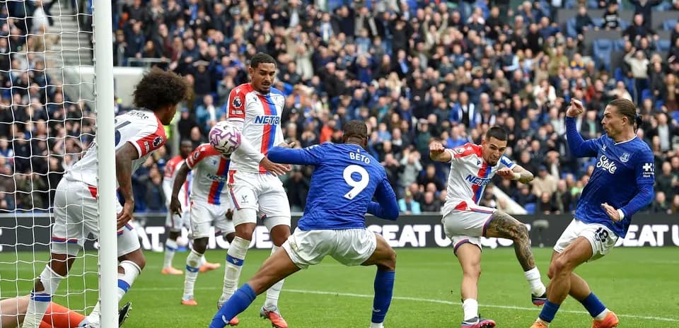 Crystal Palace and Everton players in action