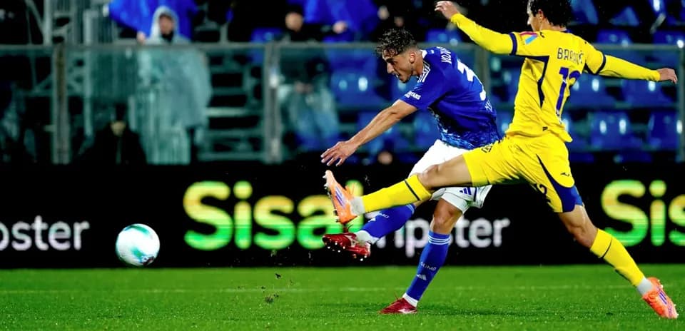 Player shooting the ball during Hellas Verona match