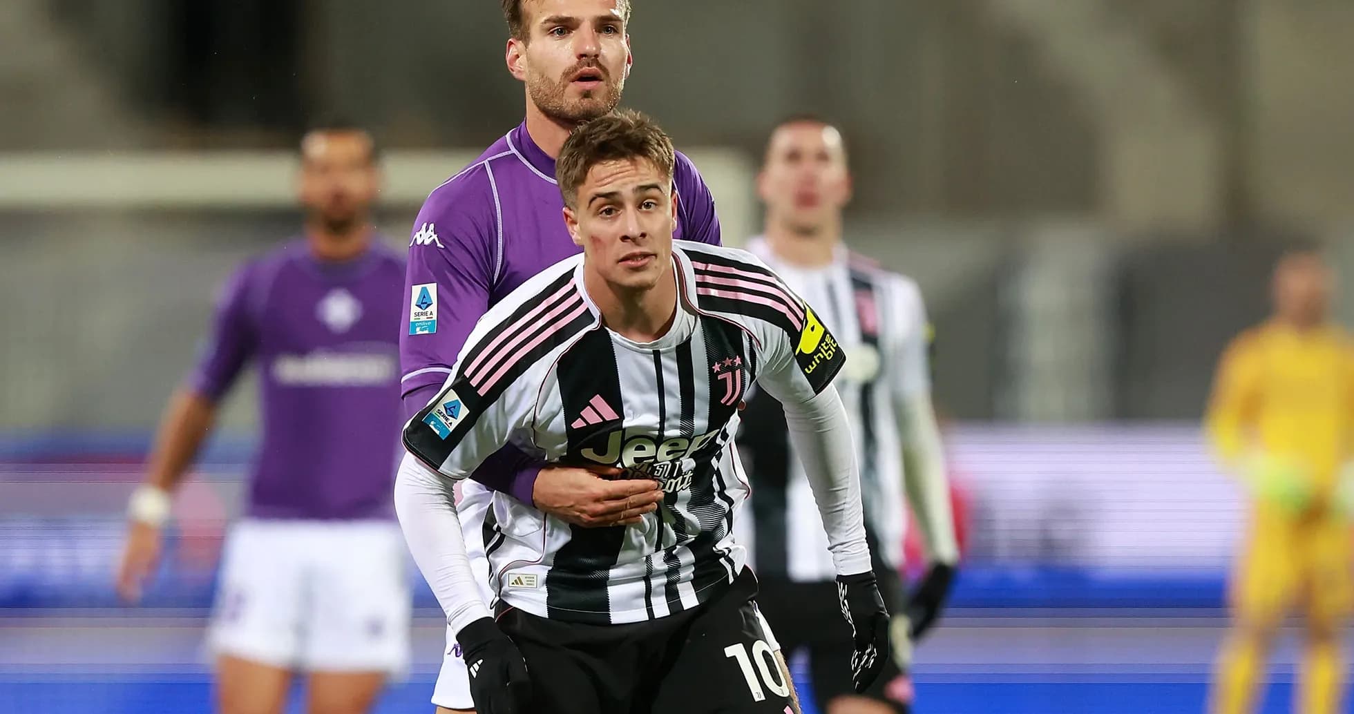 Juventus player challenged by Fiorentina goalkeeper