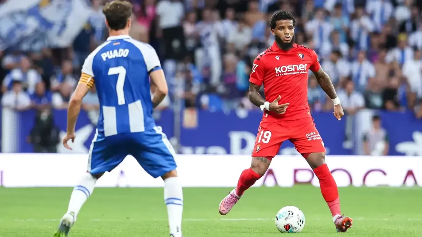 Osasuna player dribbling past Espanyol opponent