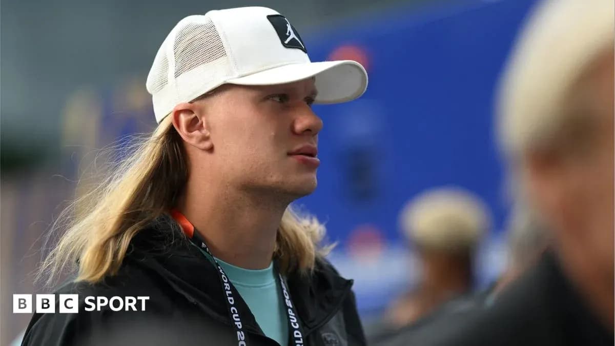 Young man with long hair wearing a cap