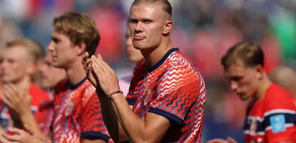 Norwegian players applauding during match warm-up