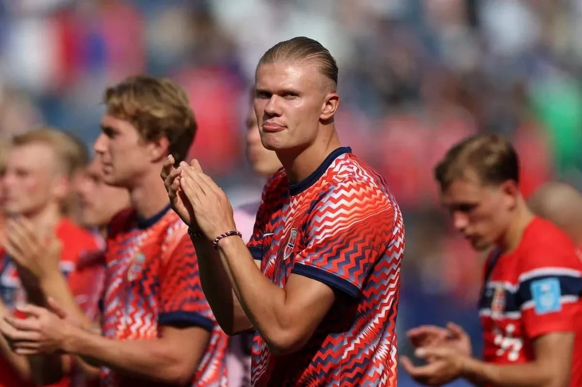Norwegian players applauding during match warm-up