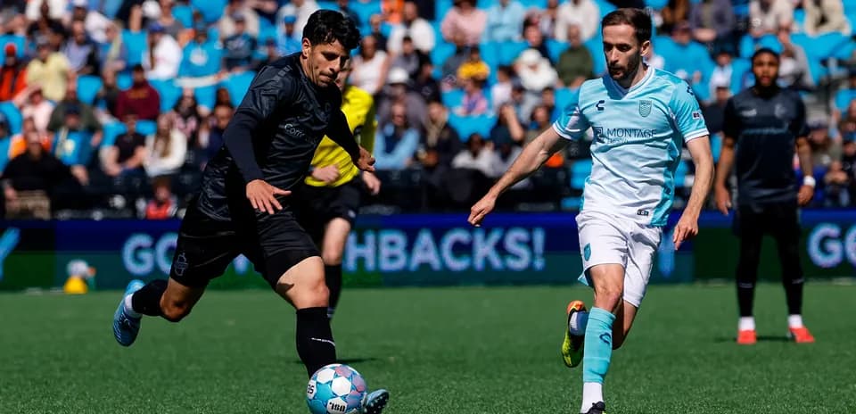 Monterey Bay player dribbling against Loudoun United