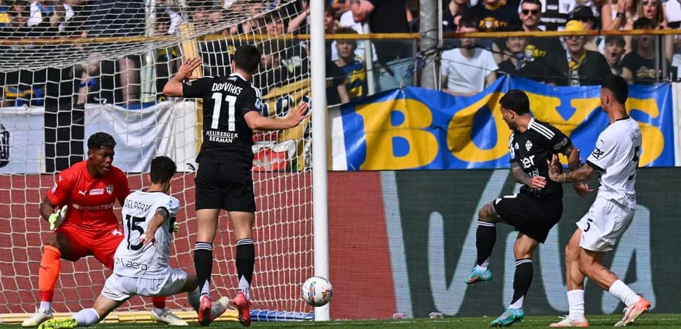 Goalkeeper saving a shot during Como vs Parma match
