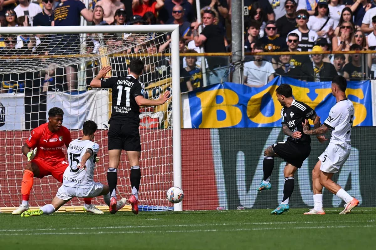 Goalkeeper saving a shot during Como vs Parma match