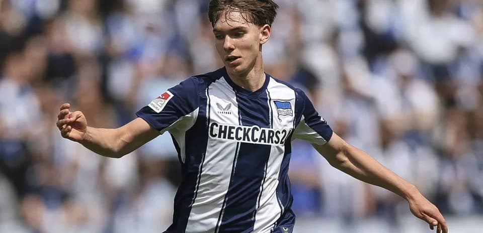 Player in Hertha BSC kit running on the field