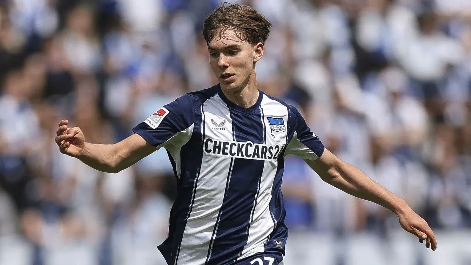 Player in Hertha BSC kit running on the field