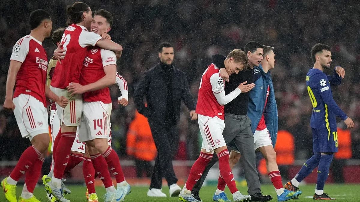 Arsenal players celebrating after UEFA match