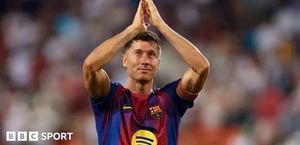 Player applauding fans during match for Barcelona