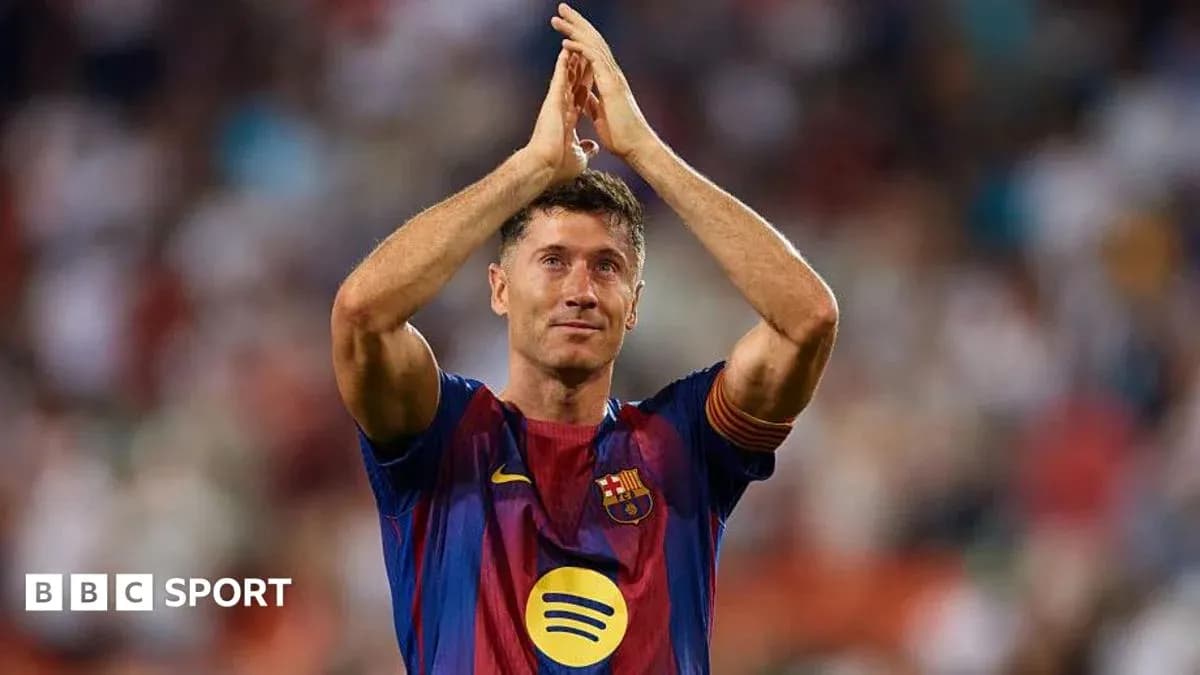 Player applauding fans during match for Barcelona