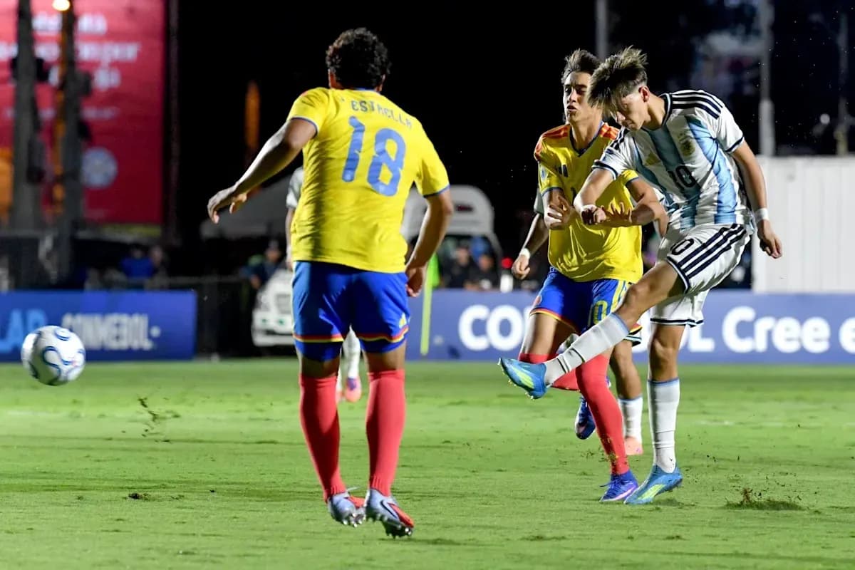 Argentinian player shooting while defended by opponents Argentinian player shooting while defended by opponents
