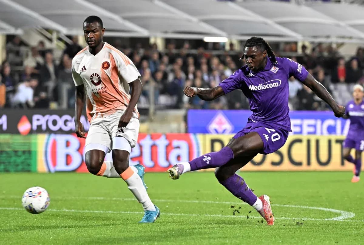 Fiorentina player shooting on goal during match Fiorentina player shooting on goal during match