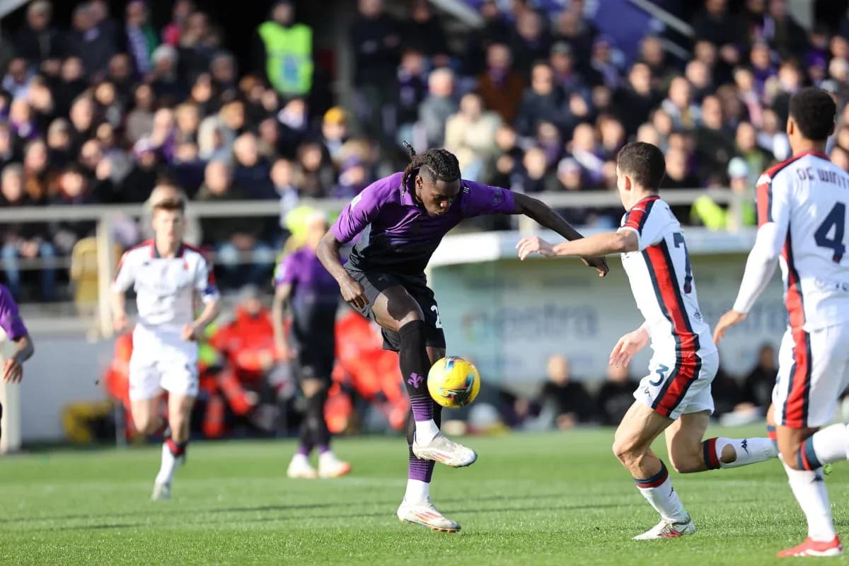 Fiorentina player dribbling against Genoa defense Fiorentina player dribbling against Genoa defense